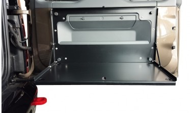 Столик розкладний на задню дверку Land Rover Defender l663 (2019-...) фото