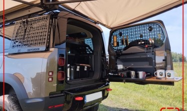 Столик розкладной на заднюю дверь Land Rover Defender l663 (2019-...) фото