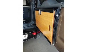 Столик розкладний на задню дверку Land Rover Defender l663 (2019-...) фото
