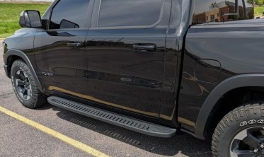 Стальные боковые подножки Dodge Ram (2013-2018) фото