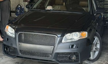 Бампер передний Audi A4 B7 в стиле RS с вырезами под парктроники фото