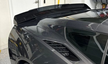 Спойлер крышки багажника Chevrolet Corvette (2014-2019) Wickerbill style черный глянец фото