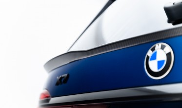 Нижний спойлер на крышку багажника BMW X7 G07 M-Pack карбон фото