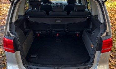 шторка-полиця багажника Volkswagen Touran 1T (2003-2015) чорна фото