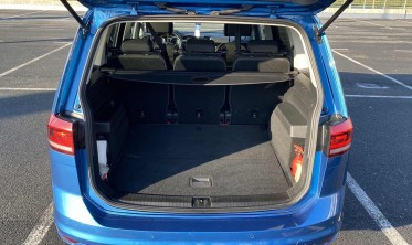 шторка-полка багажника Volkswagen Touran mk2 (5T) 2015- черная фото