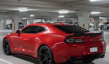 Накладка-жалюзи на заднее стекло Chevrolet Camaro (2016-2021) gloss вариант 2 фото
