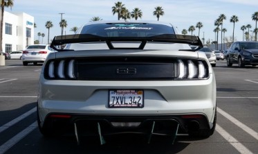 Спойлер багажника Ford Mustang у стилі Dark Horse чорний глянець фото