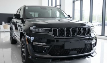Тюнінгова накладка переднього бампера Jeep Grand Cherokee  WL (2021-2025) чорний глянець фото
