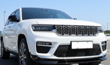 Тюнінгова накладка переднього бампера Jeep Grand Cherokee  WL (2021-2025) чорний глянець фото
