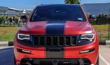 Тюнинговая накладка переднего бампера Jeep Grand Cherokee WK2 (2012-2016) V3 черный глянец фото