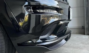 Тюнинговая накладка переднего бампера Jeep Grand Cherokee WK2 (2012-2016) V3 черный глянец фото