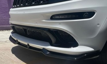 Тюнинговая накладка переднего бампера Jeep Grand Cherokee WK2 (2012-2016) V3 черный глянец фото
