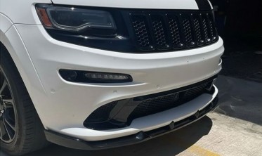 Тюнинговая накладка переднего бампера Jeep Grand Cherokee WK2 (2012-2016) V3 черный глянец фото