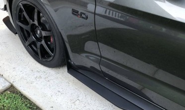 Накладки на пороги Ford Mustang у стилі GT500 чорний матовий фото