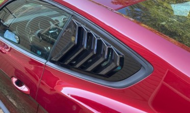 Накладки-жалюзи на боковые окна Ford Mustang Fastback (2014-2023) черный глянец фото