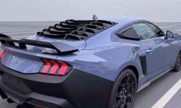 Накладка-жалюзи на заднее стекло Ford Mustang (2023-2026) черный матовый фото