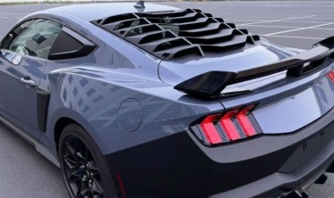 Накладка-жалюзи на заднее стекло Ford Mustang (2023-2026) черный матовый фото