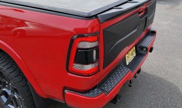 Накладка на задний борт Dodge Ram (2019-2023) черный матовый фото