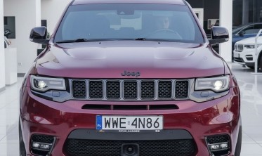 Тюнинговая накладка (юбка) на передний бампер Jeep Grand Cherokee WK2 (2014-2021) черный глянец фото