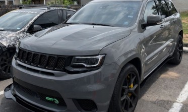 Тюнинговая накладка (юбка) на передний бампер Jeep Grand Cherokee WK2 (2014-2021) V2 черный глянец фото
