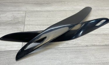 Накладки на фары BMW F10 дорестайл черные глянцевые фото