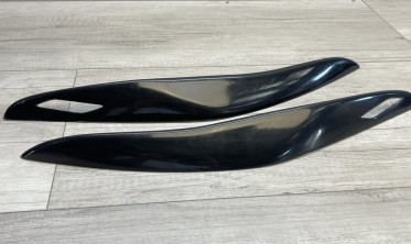 Накладки на фары BMW F10 дорестайл черные глянцевые фото