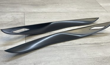 Накладки на фары BMW F10 дорестайл черные глянцевые фото