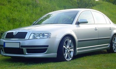 Накладка переднього бампера Skoda Superb I фото