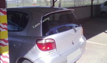 Спойлер кришки багажника Toyota Yaris 1 фото