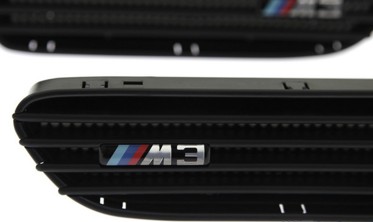 вставки в крылья для BMW M3 черные фото