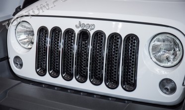 Накладки на решітку радіатора Jeep Wrangler JK під замок фото