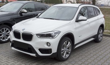 Накладка на бампер із загином та ребрами BMW X1 F48 (чорна) фото