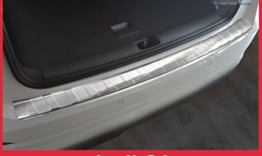 Накладка на бампер с загибом и ребрами Audi Q2 фото