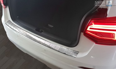Накладка на бампер с загибом и ребрами Audi Q2 фото