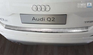 Накладка на бампер с загибом и ребрами Audi Q2 фото