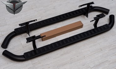 пороги (подножки боковые) Land Rover Defender черные (модель 110) фото