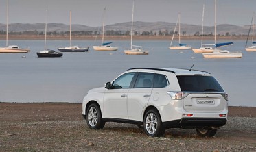 шторка-полиця багажника Mitsubishi Outlander (електрична кришка багажника) фото