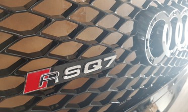 Решетка радиатора AUDI Q7 стиль RS черная фото