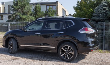 декоративные хром накладки на двери Nissan X-Trail с надписью фото