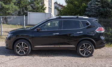 декоративные хром накладки на двери Nissan X-Trail с надписью фото