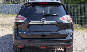 Накладка (ліства) на кришку багажника Nissan X-Trail з вирізом під знак фото