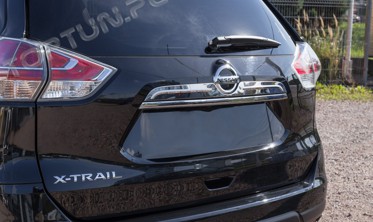 Накладка (ліства) на кришку багажника Nissan X-Trail з вирізом під знак фото