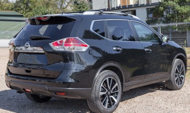 Накладка (ліства) на кришку багажника Nissan X-Trail з вирізом під знак фото