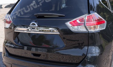 Накладка (ліства) на кришку багажника Nissan X-Trail з вирізом під знак фото