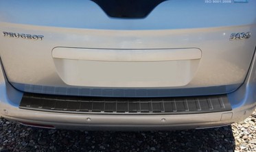 Захисна накладка на бампер із загином Peugeot 5008 чорна фото