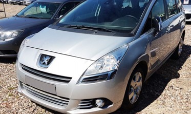 Захисна накладка на бампер із загином Peugeot 5008 чорна фото