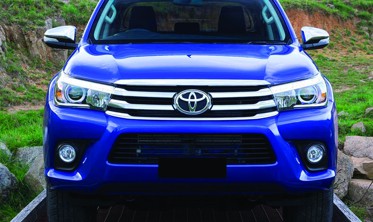 Решітка радіатора Toyota Hilux хромована фото