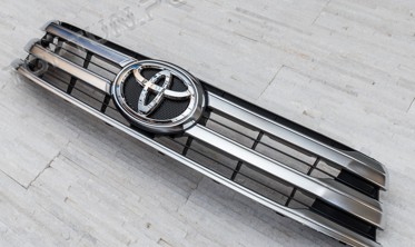 Решітка радіатора Toyota Hilux хромована фото