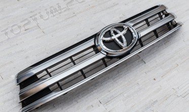 Решітка радіатора Toyota Hilux хромована фото