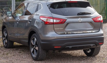 полированная накладка на крышку багажника Nissan Qashqai (нижняя) фото